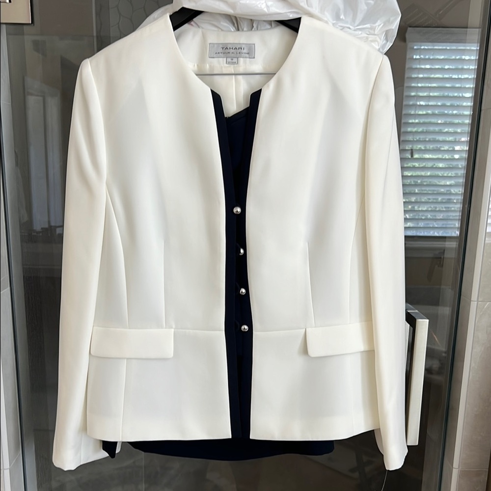 NWT. Tahari Women's skirt suit. Sz 18